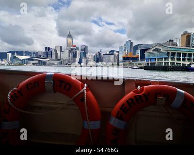 Traversée du port Victoria avec l'emblématique Star Ferry à Hong Kong. Banque D'Images
