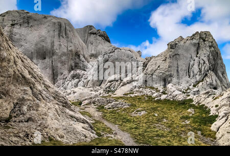 Croatie Velebit montagne. Paysage étonnant avec belle vallée verte et pierre créant une belle vue des montagnes à la mer adriatique Banque D'Images