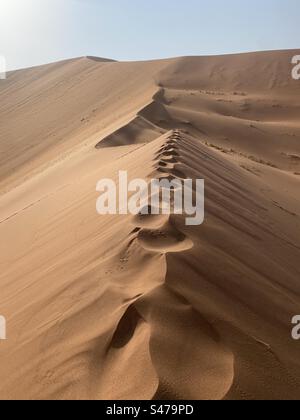 Empreintes au sommet de la dune de sable Big Daddy à Sossusvlei en Namibie Afrique Banque D'Images