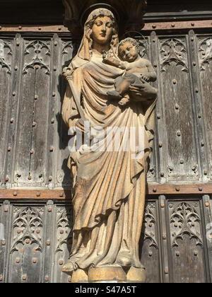 Statue de la Vierge Marie et de l'enfant Jésus de l'extérieur de la cathédrale de Lincoln. Banque D'Images