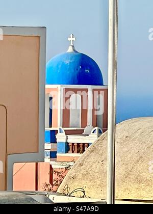 Église rose avec dôme bleu, Santorin. Banque D'Images