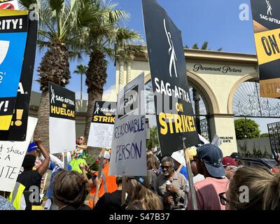 Des membres en grève de SAG-AFTRA et WGA se rassemblent aux studios Paramount à Hollywood (19 septembre 3023). Banque D'Images