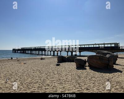 Plage de Bournemouth. Boscombe Pier, Bournemouth, Angleterre, côte sud. Banque D'Images
