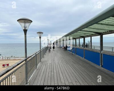 Plage de Bournemouth. Boscombe Pier, Bournemouth, Angleterre, côte sud. Banque D'Images