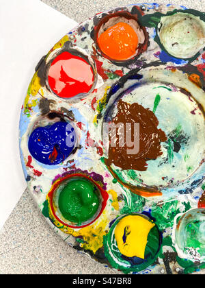 Une palette d’artiste avec différentes peintures colorées. Banque D'Images