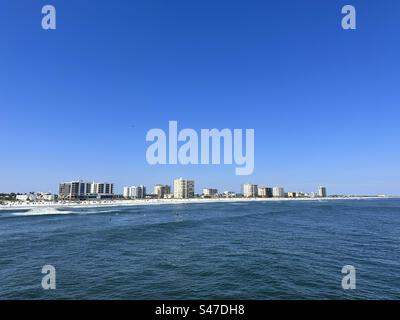 Jacksonville Beach et Neptune Beach en bord de mer depuis la jetée de pêche de Jacksonville Beach. Banque D'Images