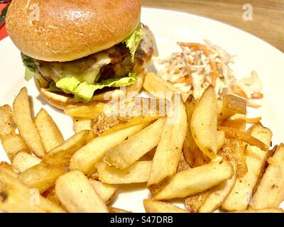 Cheeseburger et chips avec coleslaw Banque D'Images