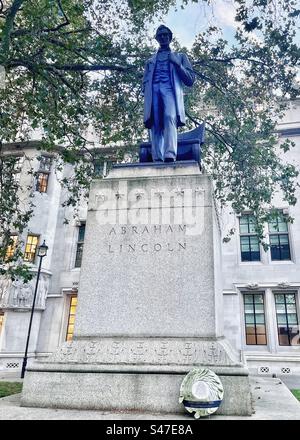Statue d'Abraham Lincoln avec couronne commémorative à Londres. Il est connu sous le nom de «Lincoln debout» avec la chaise montrée. Érigé en 1920 après la première Guerre mondiale. Banque D'Images