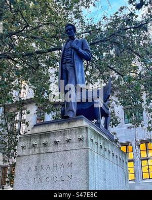 Statue d'Abraham Lincoln, Parliament Square, Londres. Connu sous le nom de « Lincoln debout » par Augustus Saint-Gaudens, il s'agit d'une réplique grandeur nature de son original acclamé dans le Lincoln Park de Chicago. Banque D'Images