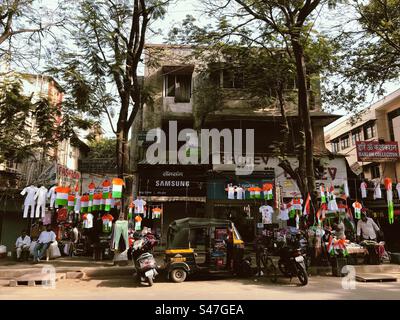 Vêtements aux couleurs du drapeau national indien en vente le jour de l'indépendance Banque D'Images