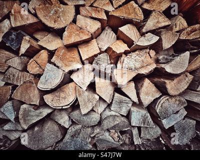 Grande pile de bois de chauffage haché et en décomposition dans l'éclairage automnal Banque D'Images