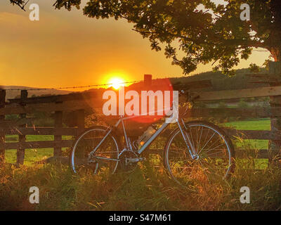 Vélo de montagne rétro PACE RC200 F5 au coucher du soleil à Esholt West Yorkshire Banque D'Images