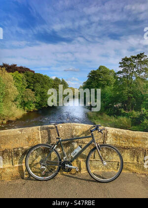 PACE RC200 F5 VTT rétro sur le vieux pont sur la rivière Wharfe dans Ilkley West Yorkshire Banque D'Images