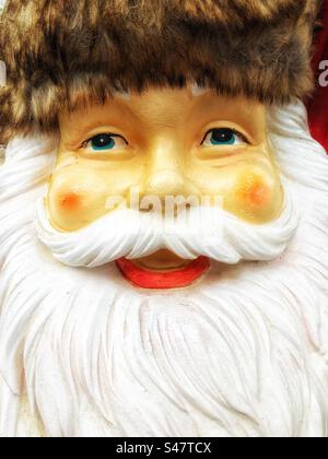 Gros plan sur le visage heureux du Père Noël avec une barbe blanche touffue et des joues rouges rosées Banque D'Images