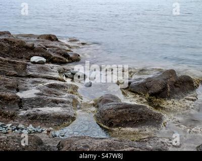 Saint Raphaël agay débarquement plage de la Seconde Guerre mondiale bateau à voile de l'île WW2 mer Méditerranée vacances voyage vacances encore de vagues sur les rochers du sud de la France Banque D'Images