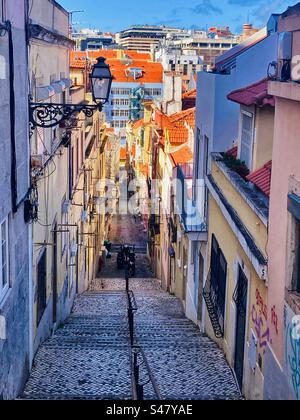 En regardant dans une rue escarpée en escalier à Lisbonne Portugal Banque D'Images