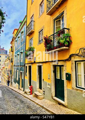 Rue typique de Lisbonne avec des maisons jaunes Banque D'Images