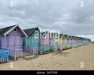 Cabanes de plage colorées dans des couleurs pastel dans une rangée Banque D'Images