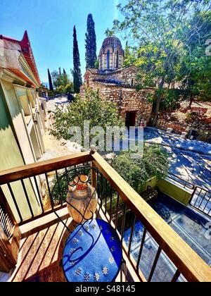 Vue depuis un balcon pittoresque dans le quartier Plaka d'Athéna, Grèce avec une vieille église sur la rue ci-dessous Banque D'Images