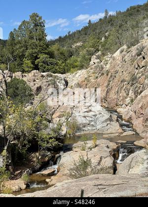 Chutes de la rivière East Verde, sentier Water Wheel Falls, rochers de granit rose, feuilles de début d'automne, pins imposants, ciel bleu vif, Payson, Arizona Banque D'Images