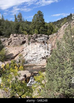 Chutes de la rivière East Verde, sentier Water Wheel Falls, rochers de granit rose, feuilles de début d'automne, pins imposants, ciel bleu vif, Payson, Arizona Banque D'Images