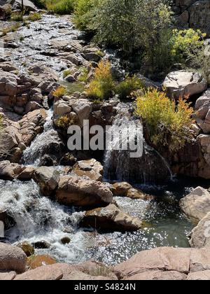 Ellison Creek, Water Wheel Falls Trail, rochers de granit rose, feuilles de début d'automne, Payson, Arizona Banque D'Images