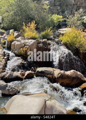 East Verde River rencontre Ellison Creek, Water Wheel Falls Trail, roches de granit rose, feuilles de début d'automne, Payson, Arizona Banque D'Images