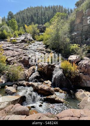 East Verde River rencontre Ellison Creek, Water Wheel Falls Trail, roches de granit rose, feuilles de début d'automne, Payson, Arizona Banque D'Images