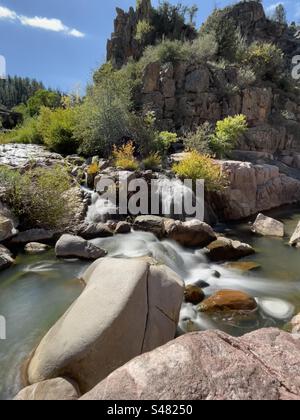 East Verde River rencontre Ellison Creek, Water Wheel Falls Trail, roches de granit rose, feuilles de début d'automne, ciel bleu vif, Payson, Arizona Banque D'Images