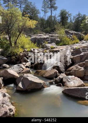 East Verde River rencontre Ellison Creek, Water Wheel Falls Trail, roches de granit rose, feuilles de début d'automne, ciel bleu vif, Payson, Arizona Banque D'Images