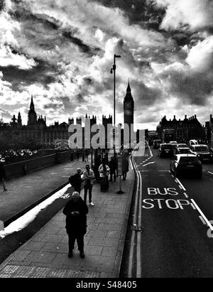 Silhouette des chambres du Parlement et iconique Big Ben photographié depuis le pont de Westminster Banque D'Images