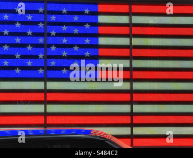 Drapeau LED Stars and Stripes reflété dans le toit de la voiture à Times Square, New York Banque D'Images