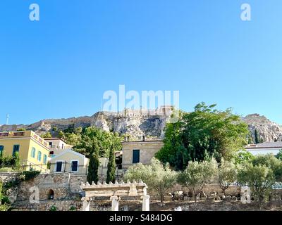 Vue de l'intérieur des ruines de l'agora romaine à Athéna, regardant les collines dans l'ancienne Acropole. Banque D'Images