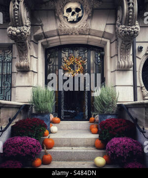 Décorations d'Halloween à l'entrée d'une maison de ville New-yorkaise Banque D'Images