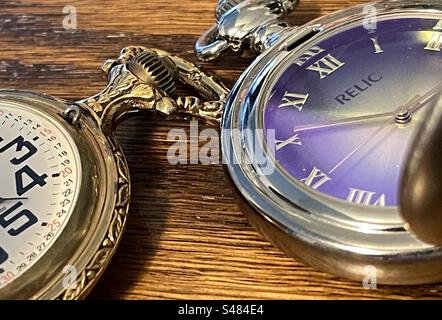 Deux montres de poche de style différent montrant les temps sur leurs visages dans la nature morte. Banque D'Images