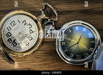 Deux montres de poche de style différent montrant les temps sur leurs visages dans la nature morte. Banque D'Images