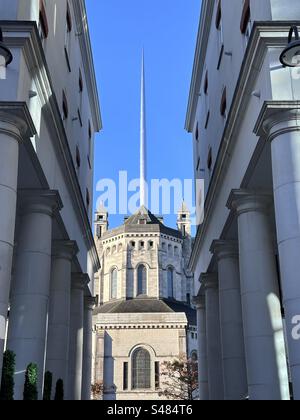 Belfast Cathedral East End et Spire of Hope depuis St. Place Anne. Banque D'Images