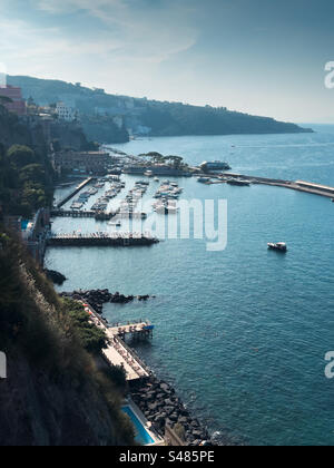 Sorrento Marina depuis la falaise Piano di Sorrento. Via Marina Grande 80067 Sorrento NA Italie : Phillip Roberts Banque D'Images