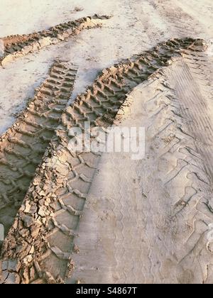 Traces de pneus d'un tracteur sur une plage Banque D'Images