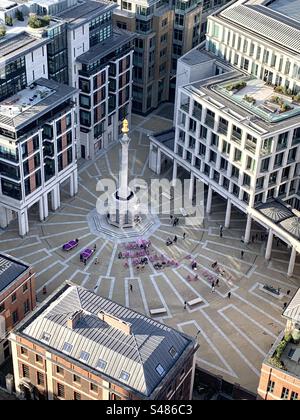 Vue sur la place Paternoster depuis la cathédrale St Paul de londres Banque D'Images