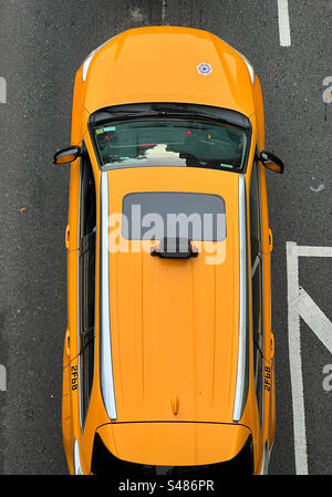 Regardant vers le bas sur le taxi jaune de New York Banque D'Images