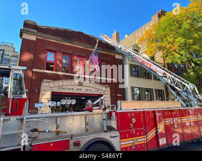 Moteur de pompiers devant la caserne de pompiers à Brooklyn Heights, New York. Banque D'Images