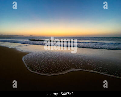 Lever de soleil sur l'océan Atlantique depuis la plage de Sotavento, Costa Calma, Fuerteventura, îles Canaries, Espagne Banque D'Images