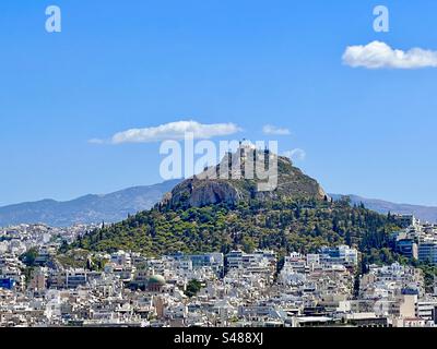 Le mont Lycabette, une colline calcaire, vue du sommet de la colline de l'Acropole à Athènes Banque D'Images