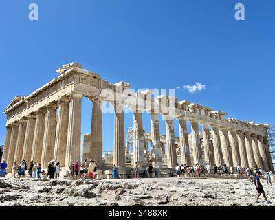 Les gens qui regardent le Parthénon de près dans l'Acropole d'Athènes en été Banque D'Images