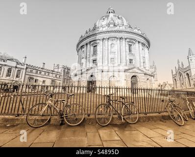 La Radcliffe Camera Radcliffe Square Oxford Grande-Bretagne avec des vélos verrouillés aux balustrades et Brasenose College au loin Banque D'Images