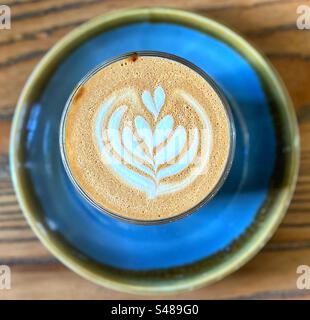 Artisan latte dans un verre avec finition de conception de motif artistique. Café servi par un barista. Banque D'Images