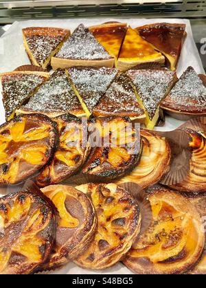 Sélection de pâtisseries françaises et pâtisseries à vendre Banque D'Images