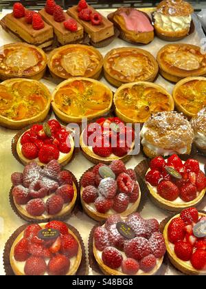 Délicieuses tartes aux fruits et pâtisseries françaises exposées dans une pâtisserie Banque D'Images