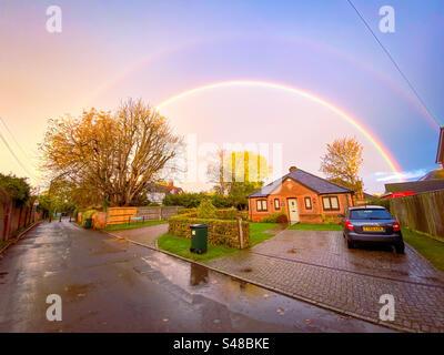 Un arc-en-ciel coloré au-dessus d'un bungalow avec une voiture dans l'allée à Reading, Royaume-Uni Banque D'Images